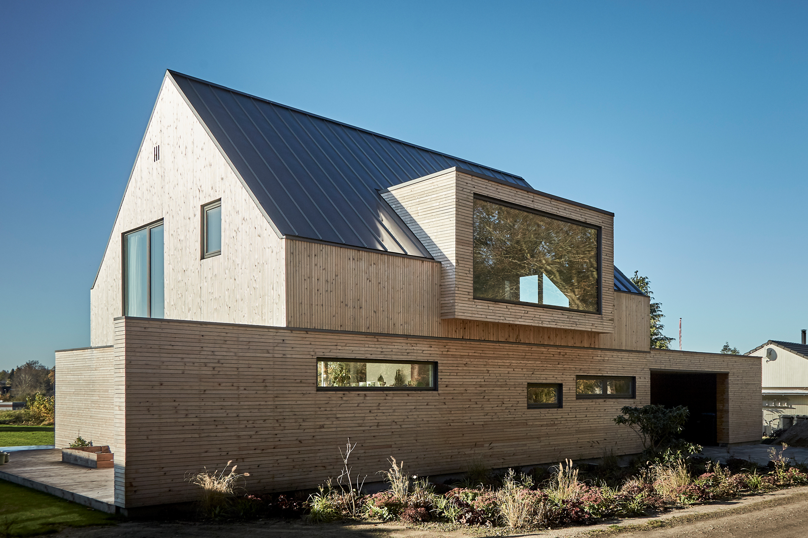 Neubau in Silkeborg mit Holz und Stahldach